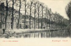 2460 Gezicht op de Stadsbuitengracht te Utrecht met llinks de voorgevels van enkele huizen aan de Weerdsingel O.Z.